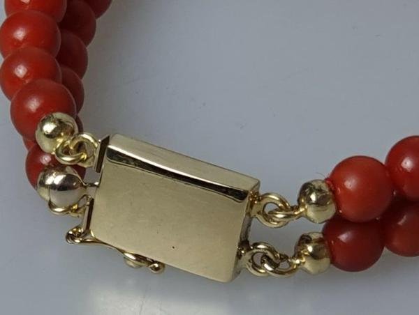 Korallenarmband mit Goldapplikationen aus 750er Gold, Länge 19,0 cm, Gewicht: 21,0g