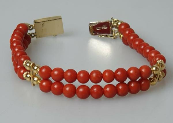 Korallenarmband mit Goldapplikationen aus 750er Gold, Länge 19,0 cm, Gewicht: 21,0g
