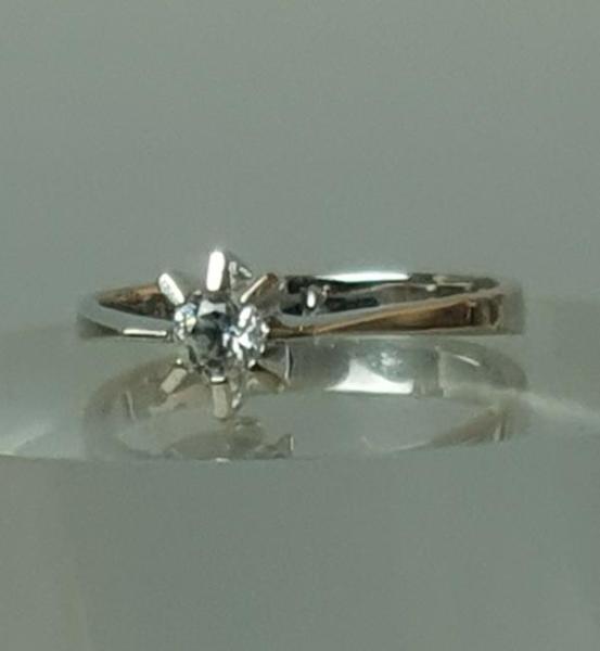 Spinell Edelsteinring aus 750er Weissgold, Größe 52, Gewicht: 2,8g