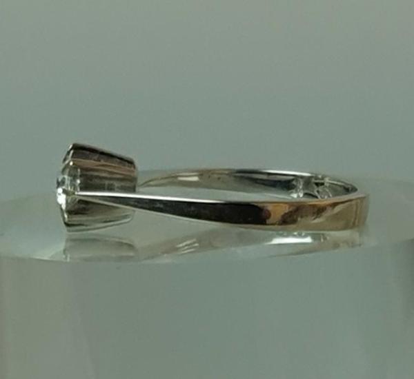 Spinell Edelsteinring aus 750er Weissgold, Größe 52, Gewicht: 2,8g