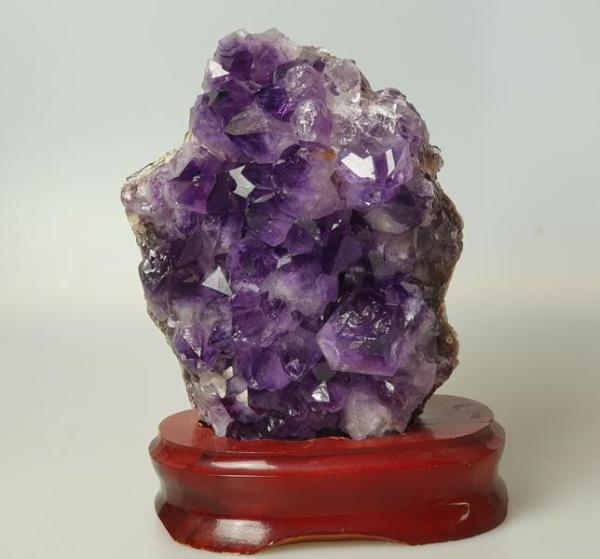 Amethyst Stufe mit Sockel, Gewicht: 1.995g