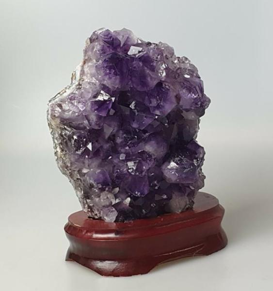 Amethyst Stufe mit Sockel, Gewicht: 1.995g