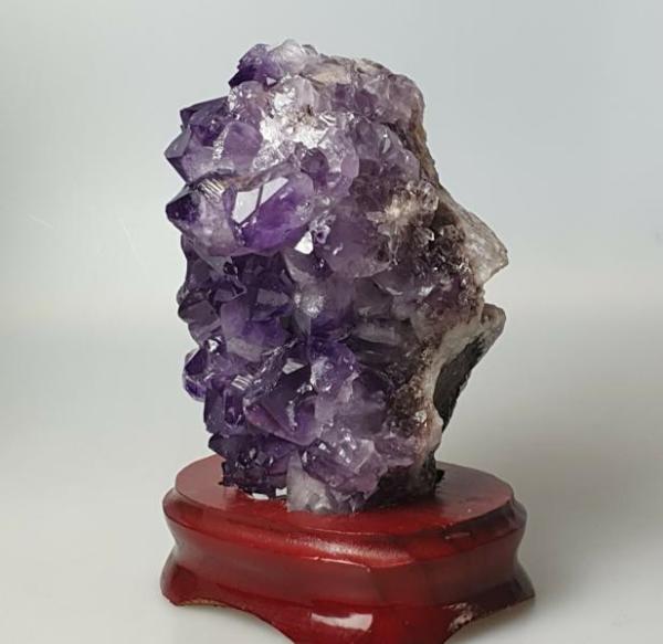 Amethyst Stufe mit Sockel, Gewicht: 1.995g