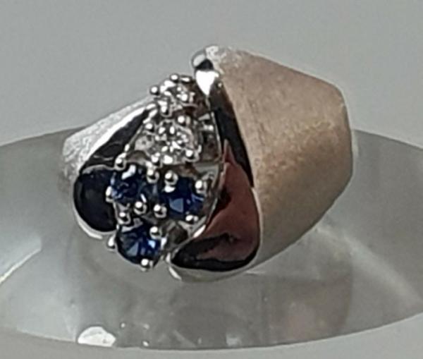 Teilmattierter Diamant- Saphirring aus 585er Weißgold, Größe 52, Gewicht: 5,7g