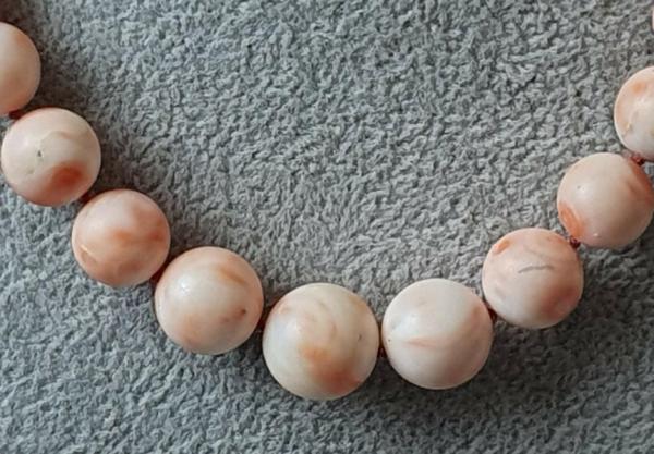Vintage Engelshaut Korallenkette zartrosa-weiß, 10 bis 14 mm, Länge: 44,0 cm