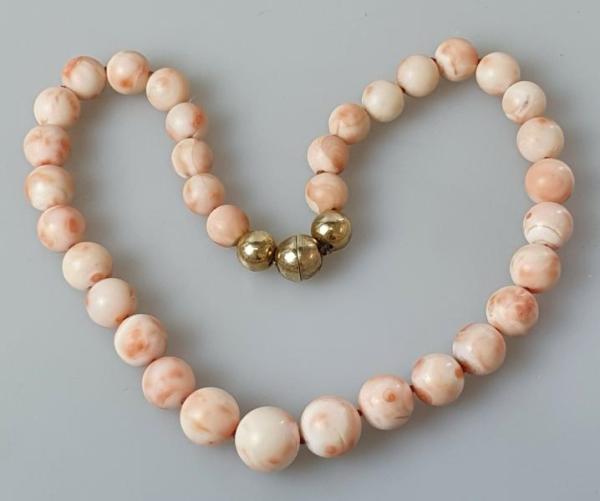 Vintage Engelshaut Korallenkette zartrosa-weiß, 10 bis 14 mm, Länge: 44,0 cm