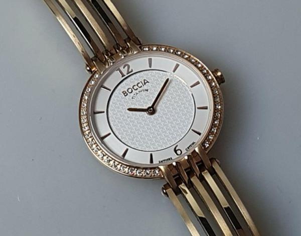 Damen Armbanduhr Boccia aus Titanium mit Schmucksteinen, vergoldet