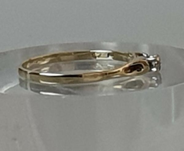 Gelbgoldsolitär mit Diamant (0.02 Karat) aus 333er Gold, Größe 52, Gewicht: 0,9g