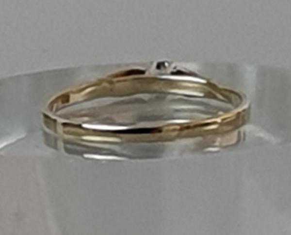 Gelbgoldsolitär mit Diamant (0.02 Karat) aus 333er Gold, Größe 52, Gewicht: 0,9g