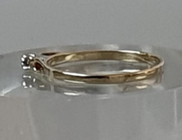 Gelbgoldsolitär mit Diamant (0.02 Karat) aus 333er Gold, Größe 52, Gewicht: 0,9g