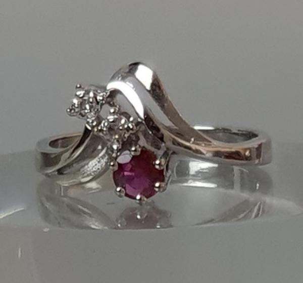 Rubinring mit Diamanten aus 585er Weißgold, Größe 53, Gewicht: 3,1