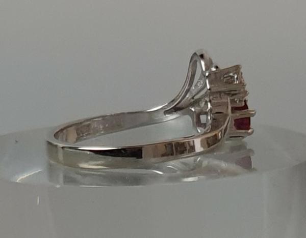 Rubinring mit Diamanten aus 585er Weißgold, Größe 53, Gewicht: 3,1