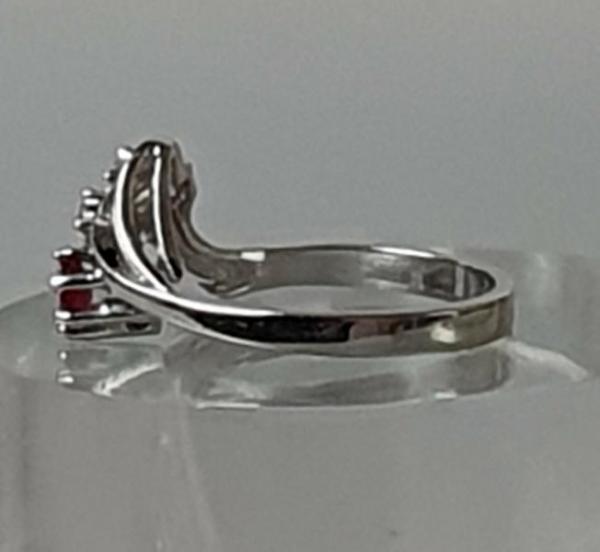 Rubinring mit Diamanten aus 585er Weißgold, Größe 53, Gewicht: 3,1