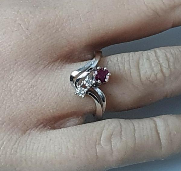 Rubinring mit Diamanten aus 585er Weißgold, Größe 53, Gewicht: 3,1