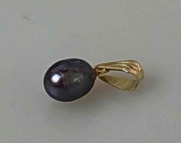 Tropfen Perlenanhänger mit lilafarbener Perle, 750er Gold, Gewicht: 1,0g