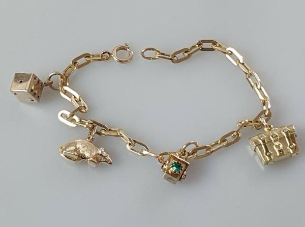 Bettelarmband mit 4 Anhängern aus 333er Gold, Länge 19,0 cm Gewicht: 9,2g