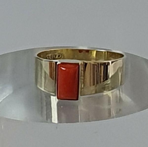 Ring mit Koralle aus 333er Gold, Größe 51, Gewicht: 1,6g