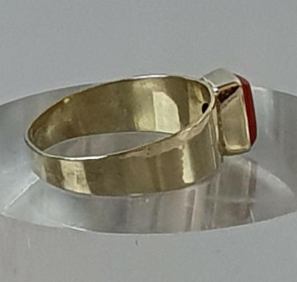 Ring mit Koralle aus 333er Gold, Größe 51, Gewicht: 1,6g