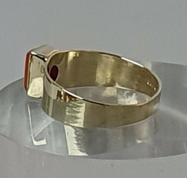 Ring mit Koralle aus 333er Gold, Größe 51, Gewicht: 1,6g