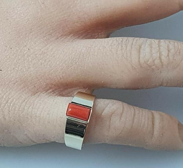 Ring mit Koralle aus 333er Gold, Größe 51, Gewicht: 1,6g