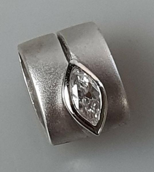Ovaler Kettenanhänger mattiert mit Zirkonia aus 925er Sterlingsilber, Gewicht: 3.8g
