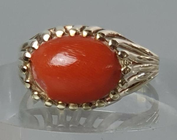 Antikschmuck: Ring aus 585er Gold mit dunkelroter Koralle, Größe 59, Gewicht: 6,3g