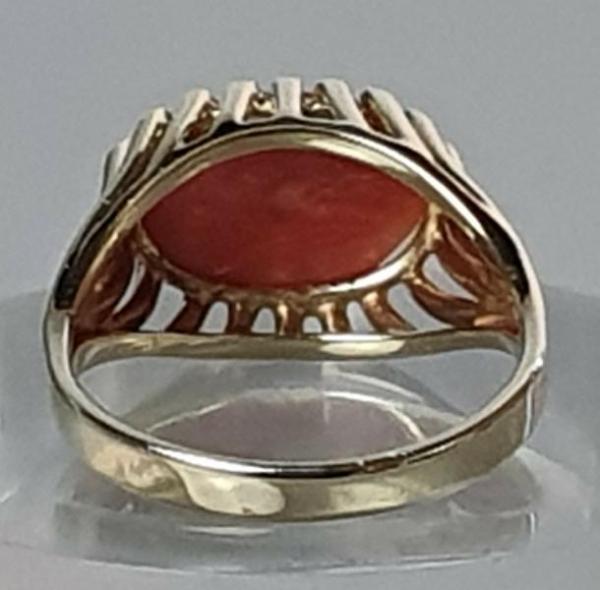 Antikschmuck: Ring aus 585er Gold mit dunkelroter Koralle, Größe 59, Gewicht: 6,3g