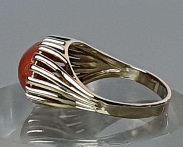 Antikschmuck: Ring aus 585er Gold mit dunkelroter Koralle, Größe 59, Gewicht: 6,3g