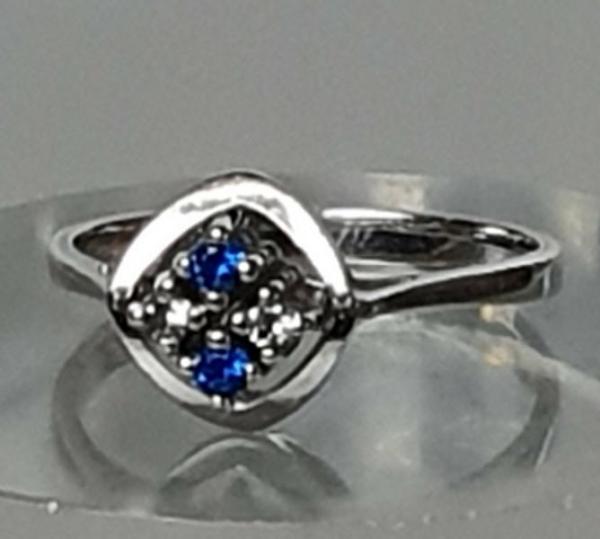 Goldring mit blauen und weißen Topasen, 333er Weißgold, Größe 53, Gewicht: 2,4g