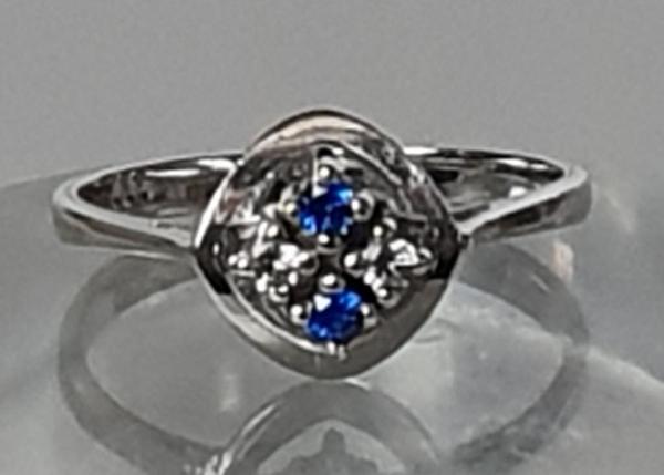 Goldring mit blauen und weißen Topasen, 333er Weißgold, Größe 53, Gewicht: 2,4g