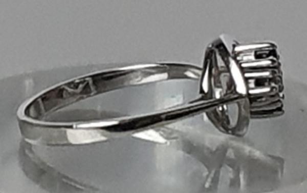 Goldring mit blauen und weißen Topasen, 333er Weißgold, Größe 53, Gewicht: 2,4g