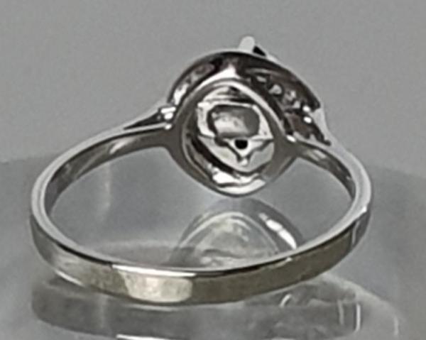 Goldring mit blauen und weißen Topasen, 333er Weißgold, Größe 53, Gewicht: 2,4g