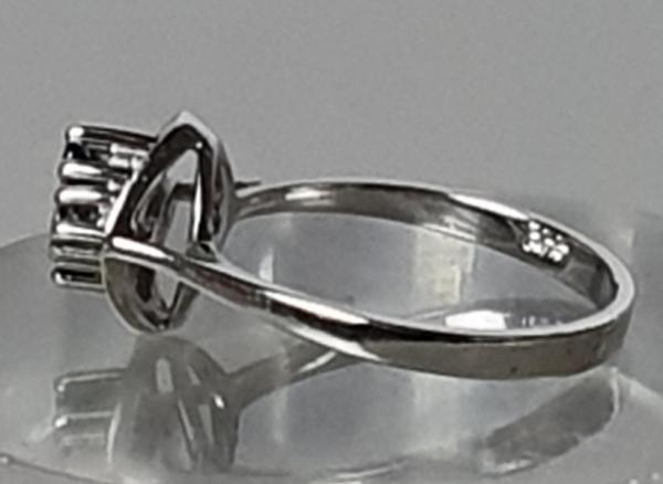 Goldring mit blauen und weißen Topasen, 333er Weißgold, Größe 53, Gewicht: 2,4g