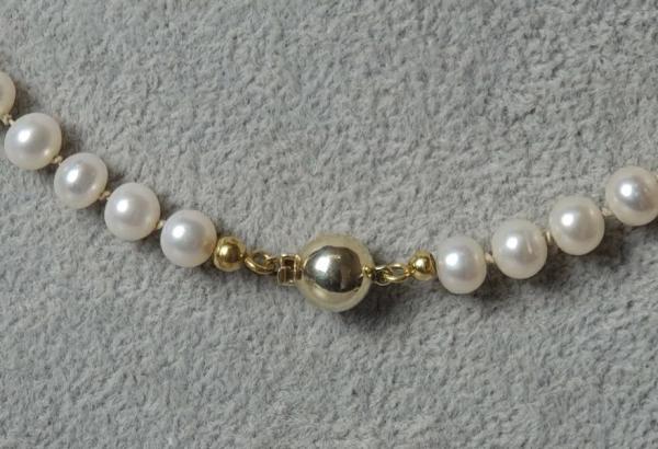 Perlenkette mit Verschluss aus 585er Gold, Länge 52,0 cm, Gewicht: 30,0g