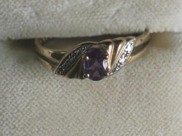 Ring aus 333er Gold mit Diamanten und Amethyst, Größe 57, Gewicht: 2,1g