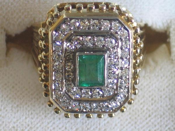 Eleganter Ring aus 585er Gelbgold mit 44 Diamanten und Smaragd Edelstein, Größe 54 Gewicht: 8,6 Gramm