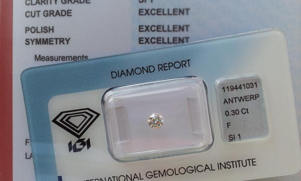 Diamant im Brillantschliff 0.30 ct, 3x Excellent! mit IGI Report, Lasergravur