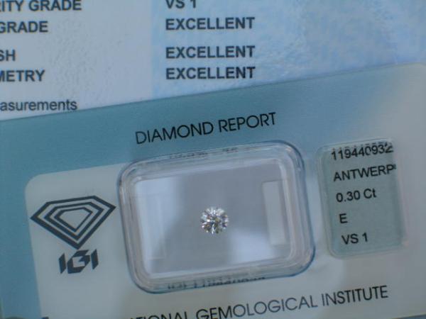 Diamant im Brillantschliff 0.30 ct, 3x Excellent! mit IGI Report, Lasergravur