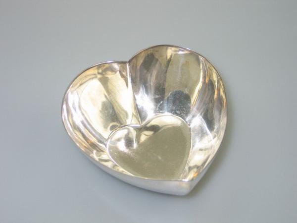 Kleine Schale, Bonboniere in Herzform, versilbert, Herstellerstempel, Gewicht: 125g