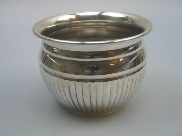Mittelgroße Schale, Bonboniere etc. in Rundform, verziert, versilbert Gewicht: 270 Gramm