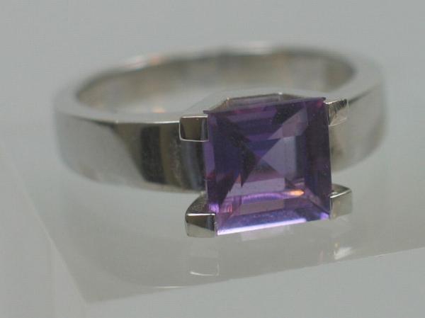 Moderner Ring aus 585er Weißgold mit großem Amethyst Edelstein 2.0 ct, Größe 56, Gewicht: 5,2g