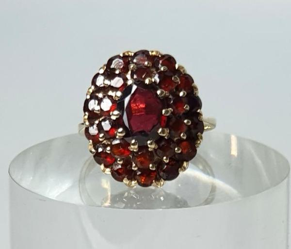 Granatsteinring mit 2.2 ct. 25 Edelsteine, 585er Gold, Größe 58, Gewicht: 5,7g