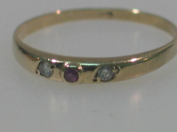 Feiner Diamant- Rubinring aus 585er Gold, Größe 53, Gewicht: 1,2g