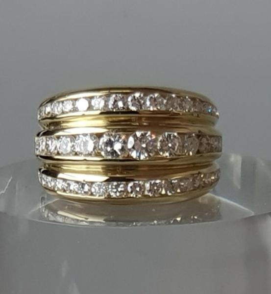 Exclusive Juweliersarbeit: Diamantring 3.03 ct aus 750er Gelbgold mit 44 Diamanten, Größe 56