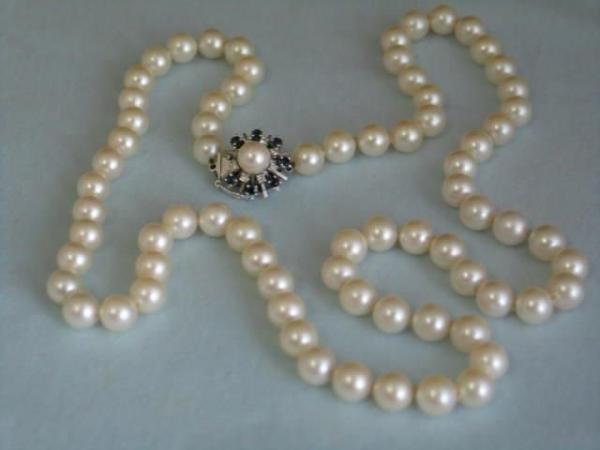 Perlenkette mit Verschluss aus 585er Weißgold, 8 Diamanten und 8 Saphir Edelsteinen Gewicht: 65,7 Gramm / Länge 70 cm