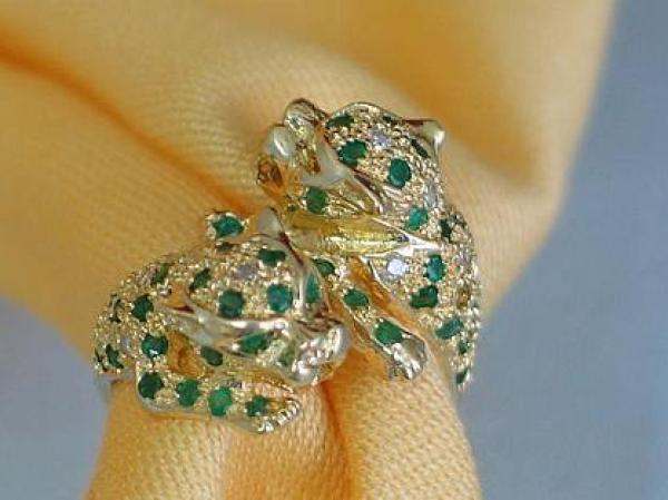 Ein Traum: "Jaguarring" aus 750er Gold mit 15 Diamanten und 63 Smaragden Größe 56 Gewicht: 8,3g
