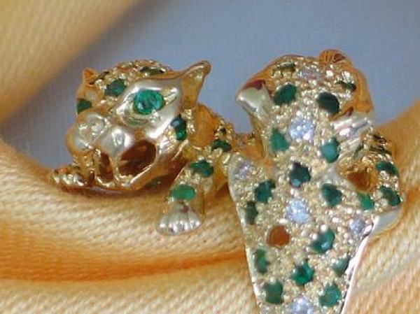 Ein Traum: "Jaguarring" aus 750er Gold mit 15 Diamanten und 63 Smaragden Größe 56 Gewicht: 8,3g