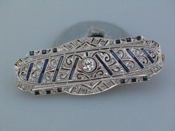 Art Deco: Herrlich schöne Prunkbrosche mit Diamantbesatz und Saphiren aus Gold und Platin