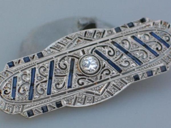 Art Deco: Herrlich schöne Prunkbrosche mit Diamantbesatz und Saphiren aus Gold und Platin