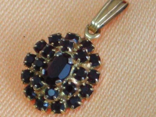 Anhänger aus 333er Gelbgold mit 22 Granat Edelsteinen, Gewicht: 1,0g